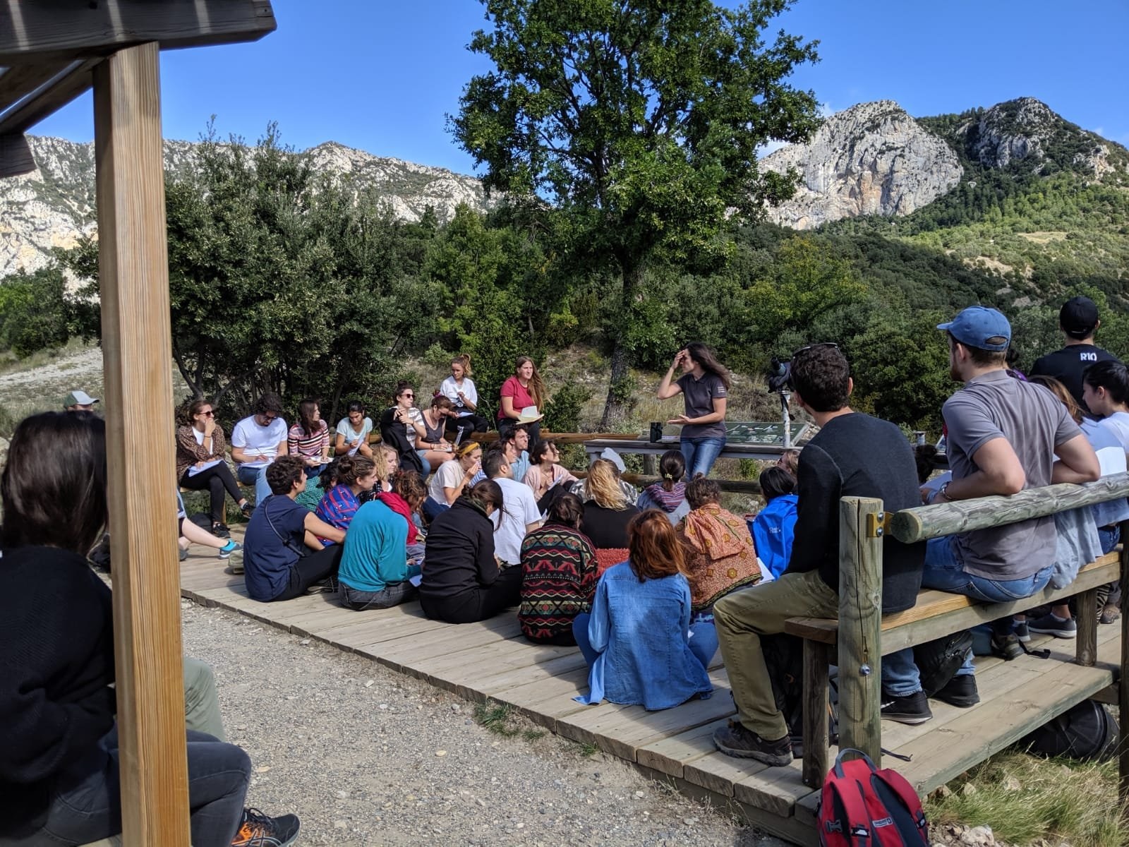 Grup fent classe a un parc natural